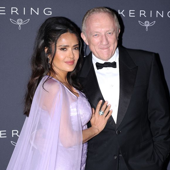 Salma Hayek et Francois-Henri Pinault - Photocall du dîner "Women in Motion" par le groupe Kering, Place de la Castre, lors du 77ème Festival International du Film de Cannes le 19 mai 2024. Agence / Bestimage