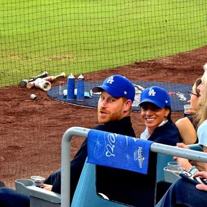 Meghan Markle et le prince Harry font une apparition surprise au match des Dodgers lors des World Series à Los Angeles. Photo par Backgrid UK/ Bestimage