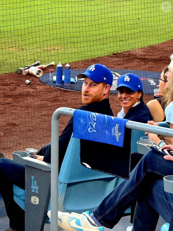 Meghan Markle et le prince Harry font une apparition surprise au match des Dodgers lors des World Series à Los Angeles. Photo par Backgrid UK/ Bestimage