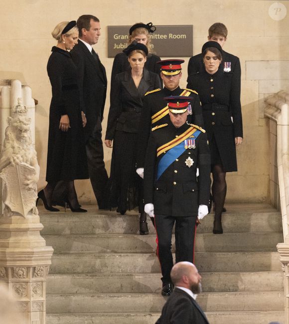 Le prince William, prince de Galles, Peter Phillips, James Mountbatten-Windsor, la princesse Eugenie d’York, le prince Harry, duc de Sussex, la princesse Beatrice d’York, Louise Mountbatten-Windsor (Lady Louise Windsor) et Zara Phillips (Zara Tindall)Veillée des petits-enfants de la reine Elizabeth II au Westminster Hall à Londres, Royaume Uni, le 17 septembre 2022. Mirrorpix / Bestimage