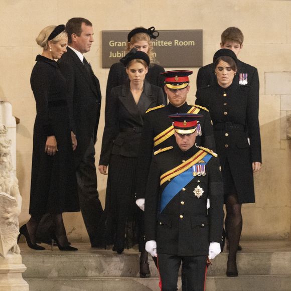 Le prince William, prince de Galles, Peter Phillips, James Mountbatten-Windsor, la princesse Eugenie d’York, le prince Harry, duc de Sussex, la princesse Beatrice d’York, Louise Mountbatten-Windsor (Lady Louise Windsor) et Zara Phillips (Zara Tindall)Veillée des petits-enfants de la reine Elizabeth II au Westminster Hall à Londres, Royaume Uni, le 17 septembre 2022. Mirrorpix / Bestimage