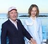 Dans une nouvelle vidéo publiée par HBO Max France sur TikTok, le chanteur Philippe Katerine apparaît avec son fils Billy, chacun prenant la pose face à la caméra. 

Philippe Katerine et son fils Billy Blanchard a l'after party au 'Neptune' lors de la 65ème édition du Festival TV De Monte Carlo  © Denis Guignebourg /Bestimage