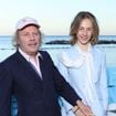 Philippe Katerine soutenu par son fils pour la série Paolo : avant-première ensemble, Billy captive dans une chemise zébrée