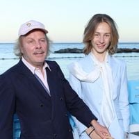 Philippe Katerine soutenu par son fils pour la série Paolo : avant-première ensemble, Billy captive dans une chemise zébrée