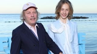 Philippe Katerine soutenu par son fils pour la série Paolo : avant-première ensemble, Billy captive dans une chemise zébrée