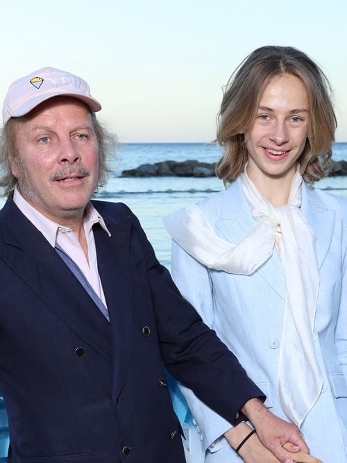 Philippe Katerine soutenu par son fils pour la série Paolo : avant-première ensemble, Billy captive dans une chemise zébrée