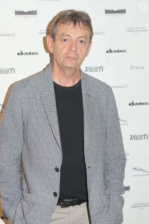 composé de "nuances de beige et de gris" et "rehaussé d'estampes japonaises". "Je suis un homme plutôt électrique, aussi ai-je besoin d'un intérieur qui me sécurise", explique-t-il.

Exclusif - Pierre Lemaitre - CEFF jour 3 - Soirée Variety au Centre Mona Bismark lors du Champs-Elysées Film Festival à Paris, le 17 juin 2017 .  © CVS/Bestimage