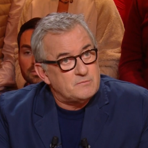Christophe Dechavanne sur le plateau de "Quelle époque !" sur France , le 1er mars 2025.
