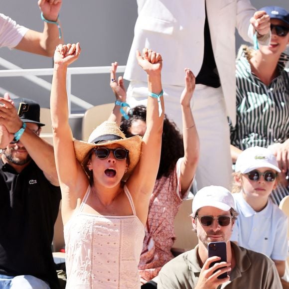 Constance Labbé et son compagnon Tom Leeb dans les tribunes lors des Internationaux de France de Tennis de Roland Garros 2025. Paris, le 30 mai 2025. © Jacovides/Moreau/Bestimage