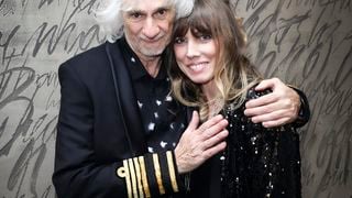 Louis Bertignac a assuré un show survolté face à sa jeune compagne et une foule de personnalités