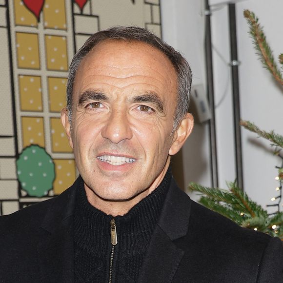 Sur TF1 chaque semaine avec la "Star Academy", Nikos Aliagas se classe deuxième.

Nikos Aliagas lors de l'ouverture d'un pop-up éphémère Star Academy inspiré du château de Dammarie-les-Lys dans le quartier de la République à Paris baptisé "L'appart de Noël" le 17 décembre 2025.

© Coadic Guirec / Bestimage