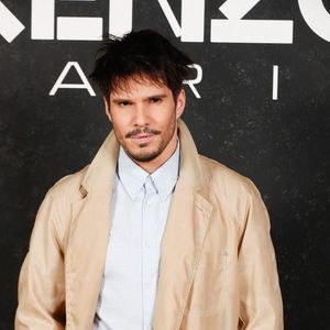 François Civil au photocall du défilé KENZO "Collection Homme Prêt-à-Porter Automne/Hiver 2025-2026" au Palais de Chaillot lors de la Fashion Week de Paris (PFW), le 24 janvier 2025. © Christophe Clovis/Bestimage