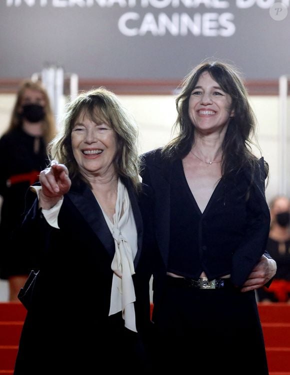 Charlotte Gainsbourg et sa mère Jane Birkin (habillée en Céline) - Montée des marches du film «Jane par Charlotte» lors du 74ème Festival International du Film de Cannes. Le 7 juillet 2021
© Borde-Jacovides-Moreau / Bestimage