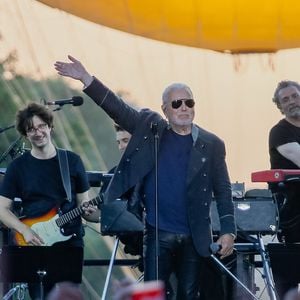 Bernard Lavilliers - Soirée du "Grand Concert de la fête de la musique" au Jardin des Tuileries, autour de la vasque olympique, présentée par D. Bürki et M. Bouhafsi et retransmis en direct sur France 2 à Paris le 21 juin 2025. © Marc Ausset-Lacroix - Jack Tribeca - Christophe Clovis / Bestimage
