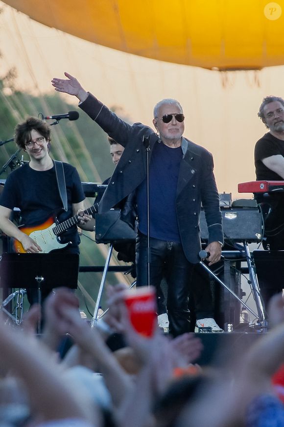 Bernard Lavilliers - Soirée du "Grand Concert de la fête de la musique" au Jardin des Tuileries, autour de la vasque olympique, présentée par D. Bürki et M. Bouhafsi et retransmis en direct sur France 2 à Paris le 21 juin 2025. © Marc Ausset-Lacroix - Jack Tribeca - Christophe Clovis / Bestimage