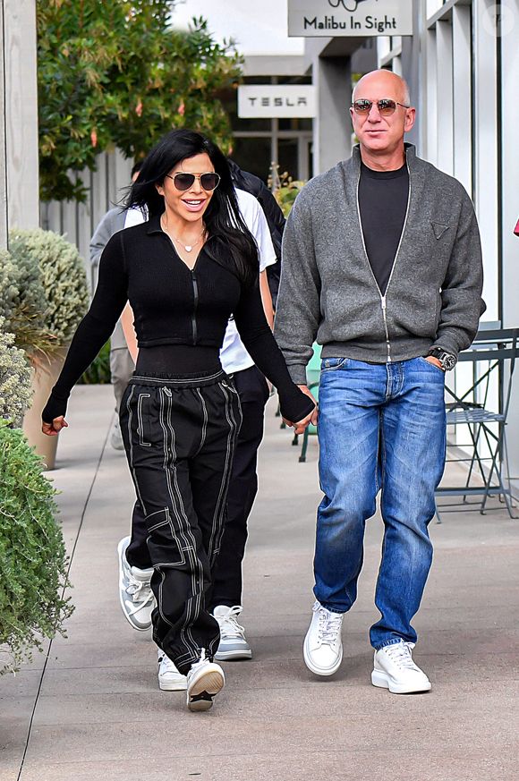 Le mariage s’est conclu samedi par une soirée pyjama et plusieurs performances à l’Arsenale


Le fondateur et milliardaire d'Amazon de 58 ans, Jeff Bezos et sa compagne Lauren Sanchez se promènent main dans la main à Los Angeles, Californie, Etats-Unis, le 11 janvier 2023.

The ImageDirect / Bestimage