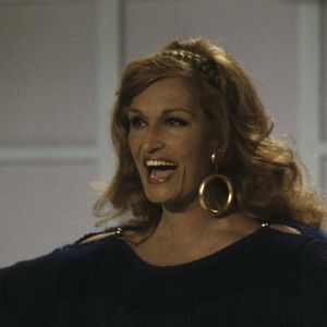 Archives - En France, à Paris, Dalida sur le plateau d'une émission le 14 avril 1982.
