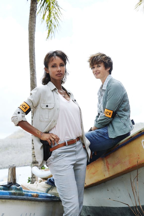Pour rappel dans la série policière tournée aux Antilles, l'ancienne Miss France incarnait le commandant Mélissa Sainte-Rose tandis que sa partenaire à l'écran jouait le rôle de sa collègue Gaëlle Crivelli. 

Exclusif - Sonia Rolland et Béatrice De la Boulaye sur le tournage de la série "Tropiques criminels" en Martinique diffusée le 22 novembre sur France 2. Le 8 mai 2019 © Sylvie Castioni / Bestimage