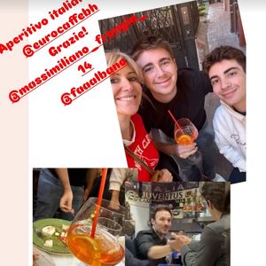 Sur un autre post relayé ce même jour, la scénariste a aussi partagé une photo d'elle en compagnie de ses deux fils très souriants ! 

Amanda Sthers et ses deux fils Oscar et Léon entourés de proches mis à l'honneur sur Instagram (Capture Instagram).