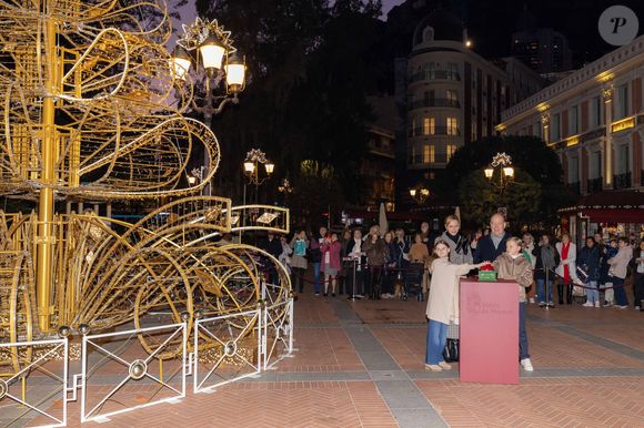 Le prince Albert II de Monaco, La princesse Charlène de Monaco, Le prince Jacques de Monaco, marquis des Baux, La princesse Gabriella de Monaco, comtesse de Carladès - La famille princière de Monaco lors du lancement des illuminations de Noël organisées par la municipalité de Monaco sur la Place d'Armes le 27 novembre 2025.
© Olivier Huitel / Pool / Bestimage