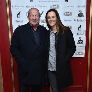 Exclusif - Rolland Courbis et sa femme Clara Paban - Générale de la pièce de théâtre "Un Jour J'irai à Détroit !" au théâtre du Gymnase Marie Bell à Paris, France, le 20 janvier 2020. C'est sur une note historique et de devoir que S.Bugsy et D.Desclos ont souhaité au travers d'une pièce de théâtre, montrer et partager le combat des révoltés tirailleurs sénégalais, massacrés par l'armée française à Thiaroye le 01 décembre 1944. Mise en scène par D.Coubes. © Giancarlo Gorassini/Bestimage