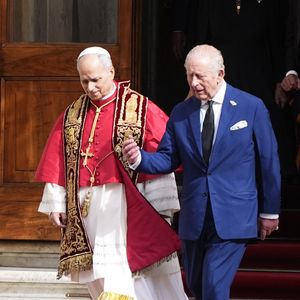 Le roi Charles III d'Angleterre et Camilla Parker Bowles, reine consort d'Angleterre, quittent le pape Léon XIV après avoir assisté au service œcuménique dans la chapelle Sixtine au Vatican, le 23 octobre 2025. Photo par PA Photo/ Bestimage