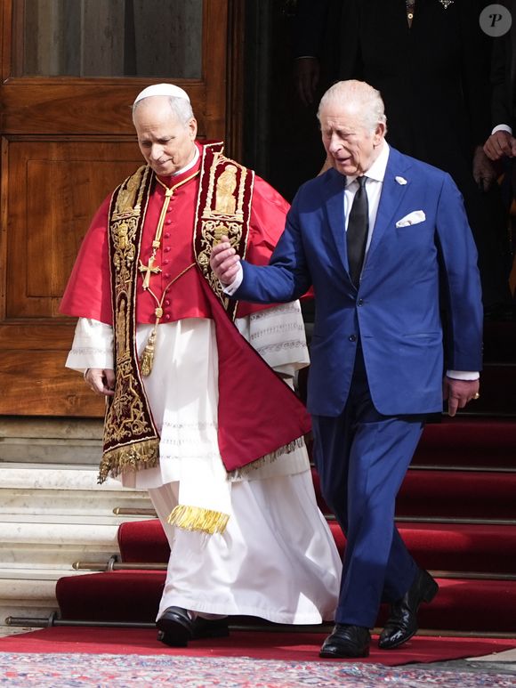 Le roi Charles III d'Angleterre et Camilla Parker Bowles, reine consort d'Angleterre, quittent le pape Léon XIV après avoir assisté au service œcuménique dans la chapelle Sixtine au Vatican, le 23 octobre 2025. Photo par PA Photo/ Bestimage