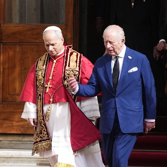 Le roi Charles III d'Angleterre et Camilla Parker Bowles, reine consort d'Angleterre, quittent le pape Léon XIV après avoir assisté au service œcuménique dans la chapelle Sixtine au Vatican, le 23 octobre 2025. Photo par PA Photo/ Bestimage