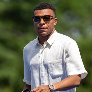 Kylian Mbappé - Les joueurs de l'équipe de France de football arrivent au centre d'entraînement de la Fédération française de football (FFF) à Clairefontaine-en-Yvelines, au sud-ouest de Paris, en vue de la Coupe du monde de la FIFA 2026, le 29 mai 2026. © Pierre Perusseau/Bestimage