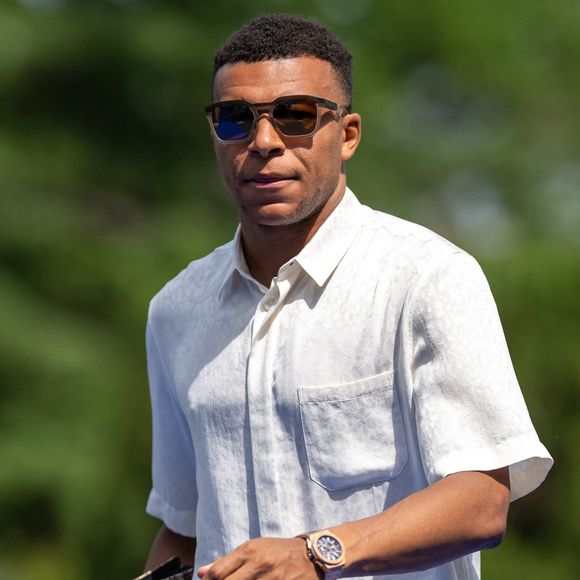 Kylian Mbappé - Les joueurs de l'équipe de France de football arrivent au centre d'entraînement de la Fédération française de football (FFF) à Clairefontaine-en-Yvelines, au sud-ouest de Paris, en vue de la Coupe du monde de la FIFA 2026, le 29 mai 2026. © Pierre Perusseau/Bestimage