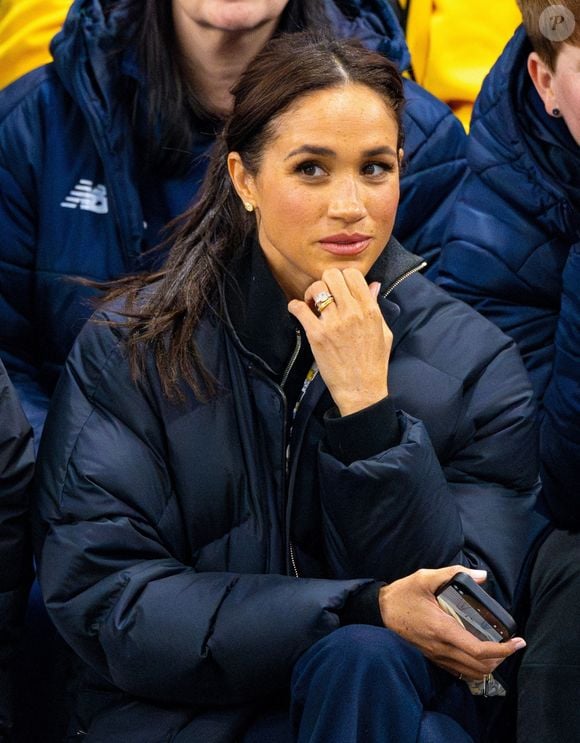 Meghan Markle n'a pas souhaité réagir aux attaques dont elle fait l'objet.

Le prince Harry, duc de Sussex, et Meghan Markle, duchesse de Sussex, ont été aperçus au centre de loisirs de Hillcrest au Canada, où ils ont apporté leur soutien aux athlètes de curling en fauteuil roulant lors des Invictus Games Vancouver Whistler 2025. © Backgrid USA / Bestimage