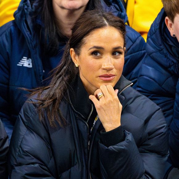 Meghan Markle n'a pas souhaité réagir aux attaques dont elle fait l'objet.

Le prince Harry, duc de Sussex, et Meghan Markle, duchesse de Sussex, ont été aperçus au centre de loisirs de Hillcrest au Canada, où ils ont apporté leur soutien aux athlètes de curling en fauteuil roulant lors des Invictus Games Vancouver Whistler 2025. © Backgrid USA / Bestimage