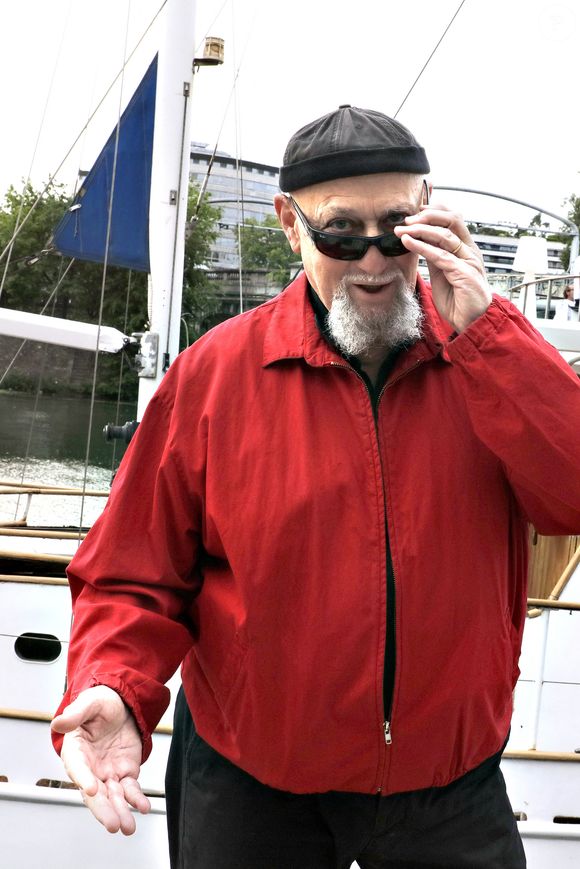 S'il avait espéré que les traitements suffiraient à soigner son mal, le chanteur de 69 ans a malgré tout dû subir cette intervention

Charlelie Couture lors du 9ème Trophée de la Pétanque gastronomique au Port Yacht Marina à Paris, le 29 juin 2023. 
© Cédric Perrin / Bestimage
