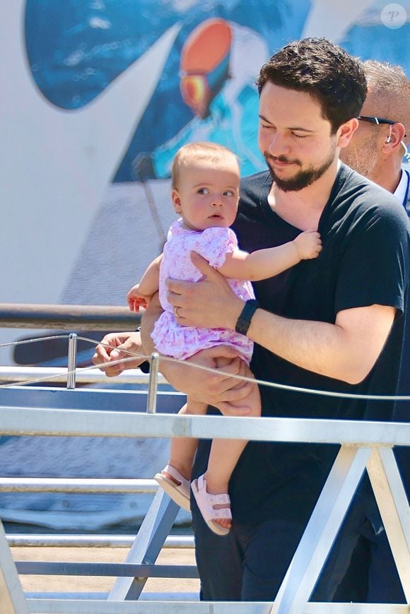 Sur place, les journalistes ont repéré l’héritier Hussein portant dans ses bras son bébé, accompagné de son épouse Rajwa.

Hussein, prince héritier de Jordanie, avec son bébé dans les bras et sa femme la princesse Rajwa Al Hussein arrivent à l'aéroport Marco Polo de Venise après avoir assisté au mariage de J. Bezos et L. Sanchez. 28/06/2025. Photographe : Backgrid USA / Bestimage