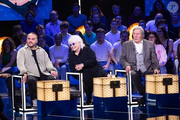 Exclusif - Jean-Pierre Castaldi, Catherine Lara, François-Xavier Demaison lors de l'enregistrement de l'émission "La Boîte à secrets", présentée par F.Bollaert et diffusée le 9 janvier 2026 sur France 3, dans les studios du Lendit à Saint-Denis, France, le 2 décembre 2025. © Cyril Moreau/Bestimage