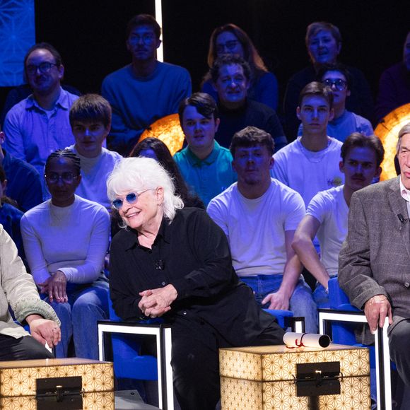 Exclusif - Jean-Pierre Castaldi, Catherine Lara, François-Xavier Demaison lors de l'enregistrement de l'émission "La Boîte à secrets", présentée par F.Bollaert et diffusée le 9 janvier 2026 sur France 3, dans les studios du Lendit à Saint-Denis, France, le 2 décembre 2025. © Cyril Moreau/Bestimage