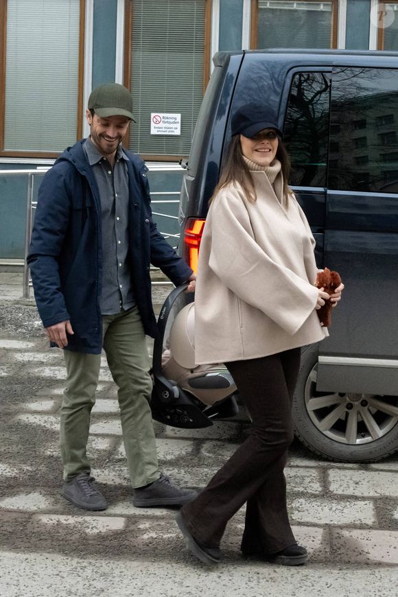 Le prénom et le visage de la petite princesse n’ont pas encore été dévoilés.

La princesse Sofia, le prince Carl Philip et leur fille quittent l'hôpital Danderyds près de Stockholm, en Suède le 8 février 2025. Photo par Dana Press / Bestimage