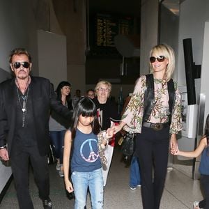 Johnny Hallyday avec sa femme Laeticia, leurs filles Jade et Joy et la grand-mère de Laeticia Elyette Boudou quittent Los Angeles pour Paris le 25 juin 2015. © Agence / Bestimage