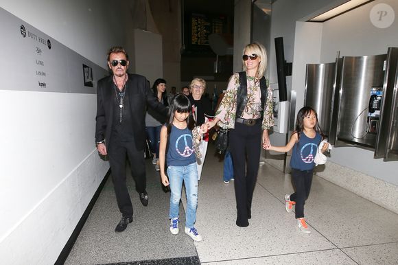 Johnny Hallyday avec sa femme Laeticia, leurs filles Jade et Joy et la grand-mère de Laeticia Elyette Boudou quittent Los Angeles pour Paris le 25 juin 2015. © Agence / Bestimage