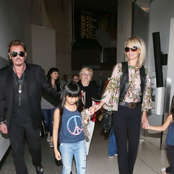 Johnny Hallyday avec sa femme Laeticia, leurs filles Jade et Joy et la grand-mère de Laeticia Elyette Boudou quittent Los Angeles pour Paris le 25 juin 2015. © Agence / Bestimage