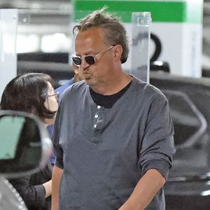 Matthew Perry passe la journée en charmante compagnie à Los Angeles, le 12 octobre 2022.

Coleman-Rayner / Bestimage