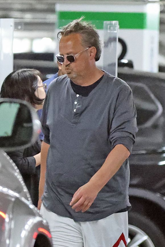 Matthew Perry passe la journée en charmante compagnie à Los Angeles, le 12 octobre 2022.

Coleman-Rayner / Bestimage