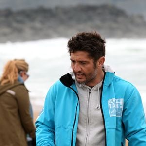 Exclusif - L'ancien footballeur et présentateur télé Bixente Lizarazu nettoie les plages d'Anglet avec des écoliers en ouverture des journées nationales du nettoyage le 17 mars 2017. 
© Patrick Bernard / Christophe de Prada / Bestimage