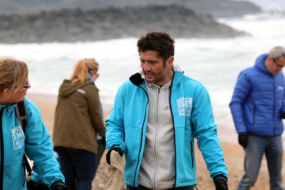 Exclusif - L'ancien footballeur et présentateur télé Bixente Lizarazu nettoie les plages d'Anglet avec des écoliers en ouverture des journées nationales du nettoyage le 17 mars 2017. 
© Patrick Bernard / Christophe de Prada / Bestimage