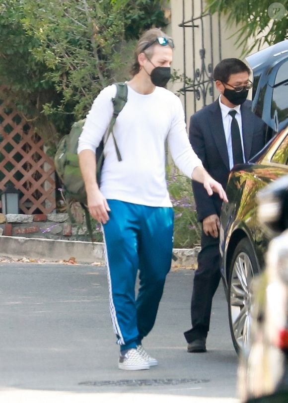 Exclusif - Aubrey Plaza fait des provisions dans une animalerie de Los Angeles, le 30 octobre 2021, avant de se promener avec son mari, Jeff Baena.