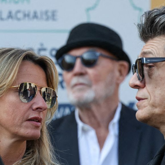 En effet, l'ex de Marc Lavoine a fait construire la maison de ses rêves à Marrakech. 

Sarah Lavoine (Poniatowski) et Marc Lavoine - Obsèques de la chanteuse Régine au Crematorium du cimetière du Père-Lachaise à Paris. Le 9 mai 2022
© Jacovides-Moreau / Bestimage