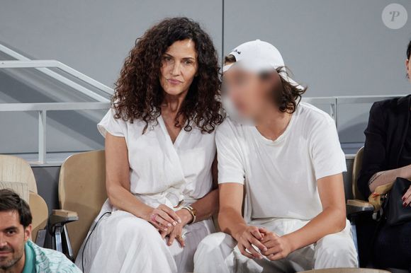 Linda Hardy et son fils Andréa en tribunes lors des Internationaux de France de tennis de Roland Garros 2023, à Paris, France, le 6 juin 2023. © Jacovides-Moreau/Bestimage