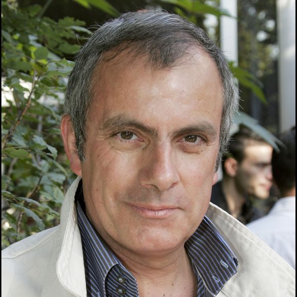 Ce dernier qui ne voulait pas se laisser faire s'était alors retrouvé avec une fracture et une hospitalisation.

DOMINIQUE CHAPATTE (TURBO) - LA CHAINE M6 PRESENTE SA NOUVELLE GRILLE POUR 2005-2006 AU PAVILLON D'ARMENONVILLE A PARIS