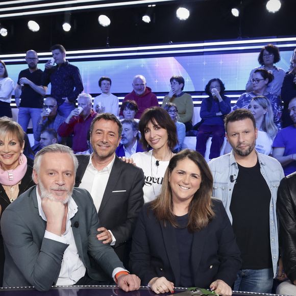 "TPMP" déjà de retour : Un chroniqueur historique annonce vouloir changer de vie à plus de 9000 km de la France

Exclusif - Polska, Isabelle Morini-Bosc, Jean-Michel Maire, Bernard Montiel, Geraldine Maillet, Valérie Benaim, Raymond Aabou, Benjamin Castaldi, sur le plateau de l’émission « TPMP » présentée par C.Hanouna et diffusée en direct sur C8, Paris, France. © Jack Tribeca / Bestimage