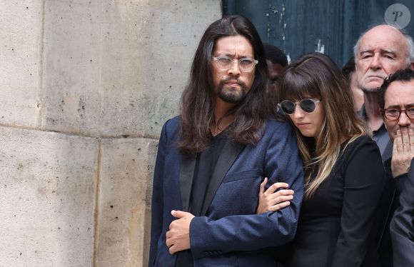 Il confie également avoir hérité de l’insomnie, une pathologie qu’il partageait avec Serge Gainsbourg.

Lucien Gainsbourg (Lulu) et sa compagne - Sorties des célébrités aux obsèques de Jane Birkin en l'église Saint-Roch à Paris. Le 24 juillet 2023
© Jacovides-KD Niko / Bestimage